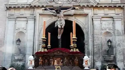 El paso del Cristo de Burgos en su salida.