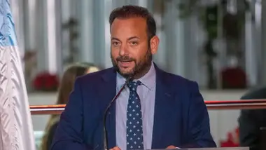 El exalcalde Diego Manuel, de chaqueta y dando un discurso en pie.