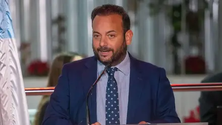 El exalcalde Diego Manuel, de chaqueta y dando un discurso en pie.