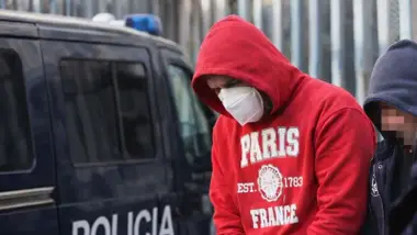Con sudadera roja el Dioni de Pino Montano para ser montado en un furgón policial.