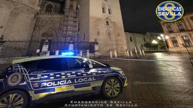 Patrulla de la Policía Local a los pies de la Giralda.