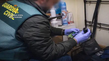 Agente de la Guardia Civil con el dispositivo espía.