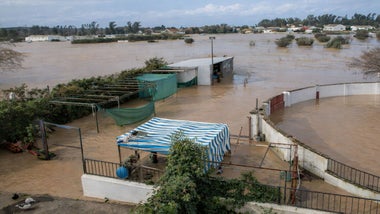 Vista de un campo entero inundado de agua y construcciones anegadas.