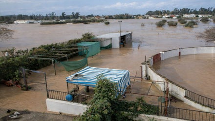 Vista de un campo entero inundado de agua y construcciones anegadas.