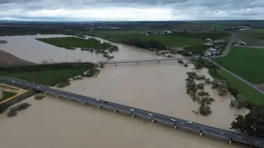 Puente sobre el Guadalquivir, muy crecido.