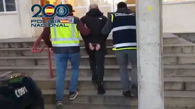 Policía Nacional con el detenido.