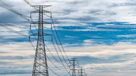 Varios postes de la línea de Alta Tensión.