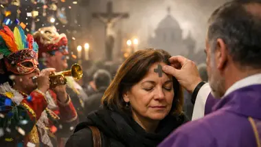 Un sacerdote imponiendo la ceniza, al lado el final del Carnaval.
