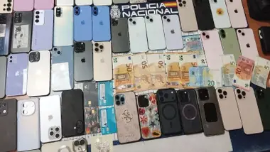 Muchos móviles sobre una mesa de la Policía Nacional.