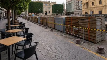 Pilas de herrajes en la Plaza de San Francisco, cerca hay veladores.