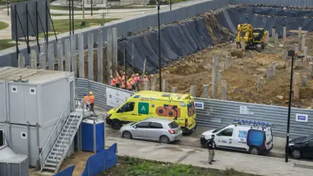 Obras con excavadora y ambulancia en la zona de la muerte del joven.