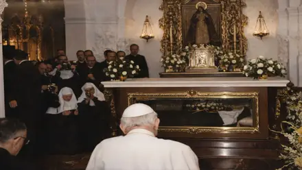 Para Juan Pablo II rezando ante las monjas y el cuerpo incorrupto de Santa Ángela de la Cruz.