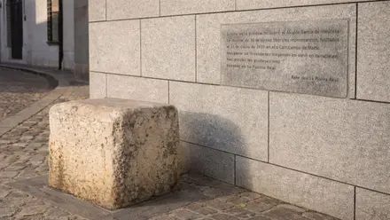 Muro con la placa que recuerda la Historia de la "Piedra Llorosa".