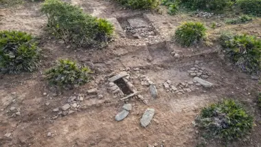 Rectángulos y fosas en la tierra.