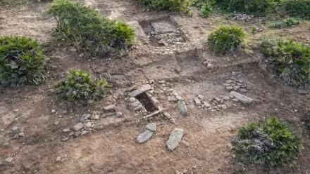 Rectángulos y fosas en la tierra.