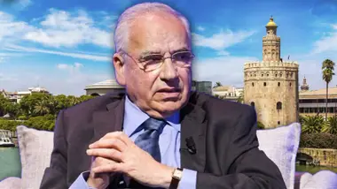 Sevilla con su Torre del Oro y en primer término Alfonso Guerra.