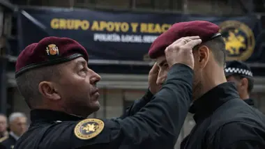 Dos agentes con boina roja, nuevo grupo de acción de la Policía Local de Sevilla.