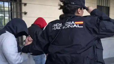 Detenidos cubren su rostro y son llevados por la Policía Nacional.