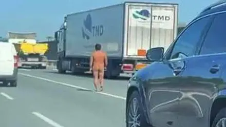 Hombre sin ropa, desnudo, caminando entre vehículos en la SE-30 de Sevilla.