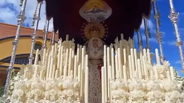 Paso de la Virgen de la Divina Gracia procesionando por las calles del barrio.