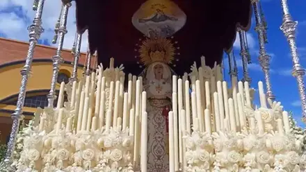 Paso de la Virgen de la Divina Gracia procesionando por las calles del barrio.