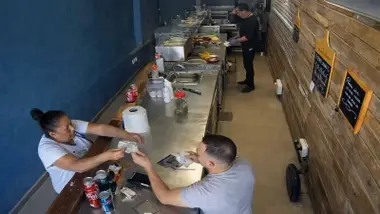 Momento en el que una persona da dinero y se produce la estafa, es la barra de un bar.