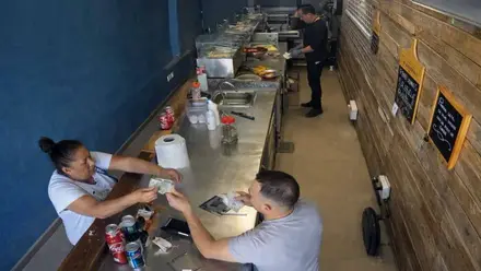 Momento en el que una persona da dinero y se produce la estafa, es la barra de un bar.