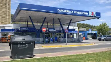 Gasolinera con techumbre azul en Coria del Río.