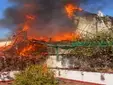Un incendio en pleno Lunes Santo obliga a cambiar recorridos y desata el caos en Sevilla
