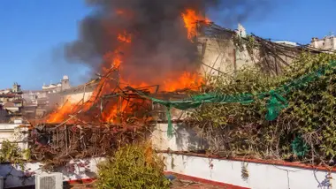 Plantas secas ardiendo en una azotea.