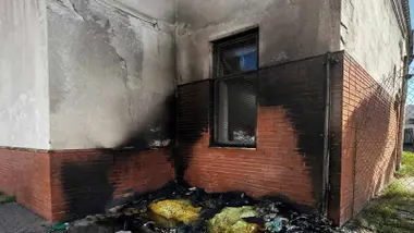 Ventana incendiada con los restos de hollín.