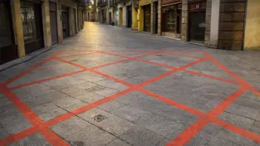 Unas líneas rojas para evitar que se pare el público en la Semana Santa de Sevilla.