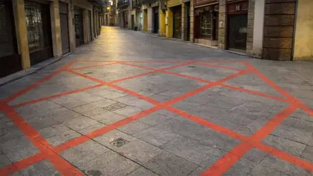 Unas líneas rojas para evitar que se pare el público en la Semana Santa de Sevilla.