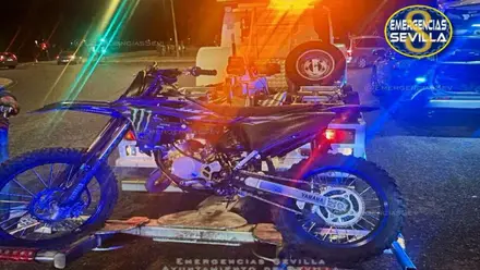 Moto azul de cross en la grúa de la Policía Local de Sevilla.