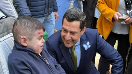 Leo, con los signos de la enfermedad, junto al presidente de la Junta de Andalucía, Juanma Moreno.