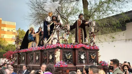 Paso del Polígono Sur procesionando por el barrio.