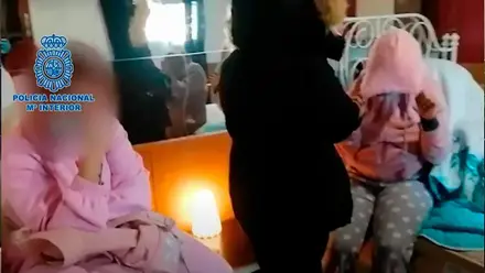 Mujeres siendo atendidas por la Policía Nacional y la Guardia Civil.