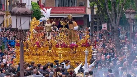 Paso de San Gonzalo con muchas personas viéndolo en la Plaza del Duque.