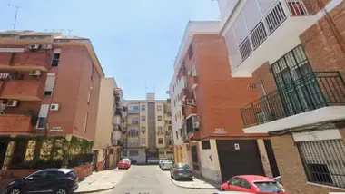 Calles alrededor de Santa María del Robledo con coches aparcados.