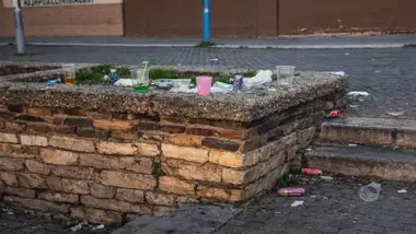 Vasos y bolsas de plástico tiradas en el suelo.