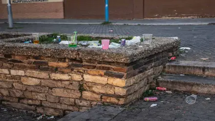 Vasos y bolsas de plástico tiradas en el suelo.