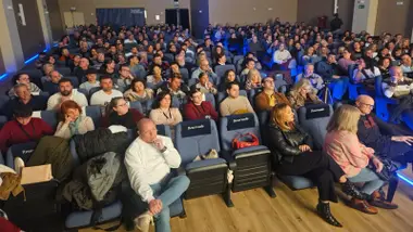 Patio de butacas lleno del Teatro Juan Diego en Bormujos.