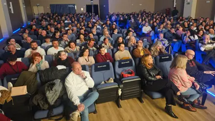 Patio de butacas lleno del Teatro Juan Diego en Bormujos.