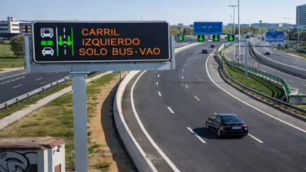 Coches por la carretera que baja del Aljarafe a Sevilla.