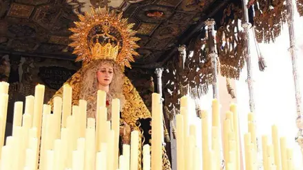 Detalle de la corona de la Virgen del Buen Fin procesionando en su paso en Sevilla.