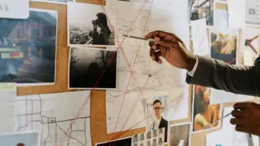 Panel de corcho con fotografías, estudio de un criminólogo.