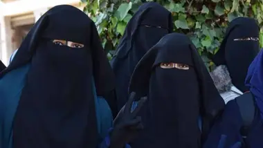Un grupo de mujeres con el niqab en colores negro y azul.