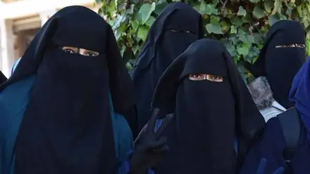 Un grupo de mujeres con el niqab en colores negro y azul.