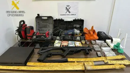 Herramientas, armas blancas y otros elementos incautados por la Guardia Civil.