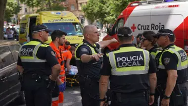 Dos ambulancias, del 061 y Cruz Roja, junto a la Policía Local de Sevilla en el lugar del accidente.